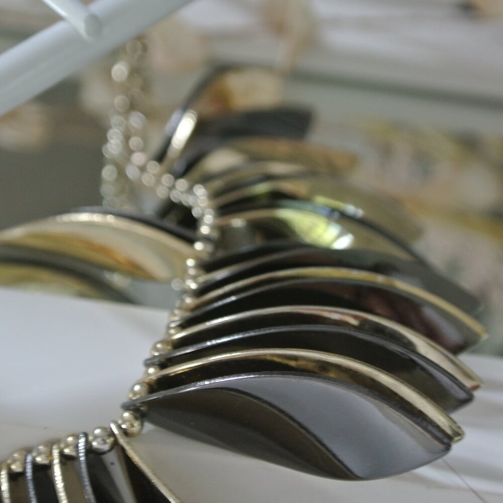 Bancroft 🩶💛 Mixed Metal Hematite Fan Necklace Stitchfix - Picture 4 of 8